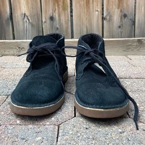 Clarks women black suede dessert eagle lace up ankle boots. Size US 7.5. Used.